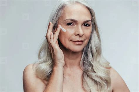 Достойный крем для возрастной кожи на осень всего за 100 рублей | Crema ...