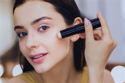 Pourquoi le highlighter est-il devenu indispensable en maquillage
