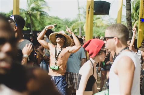 Homem De Topless Levantando As Mãos · Foto profissional gratuita