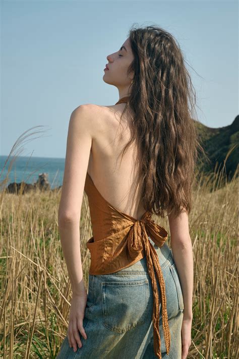 Halter-neck tie-closure top – Ancosti