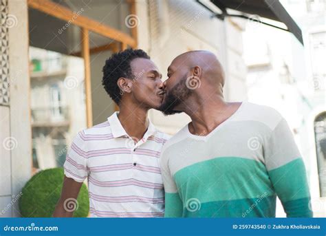 Gay Dando O Rabinho - Closet De Hombres Gay Afroamericanos Besándose En La Calle Foto de ...