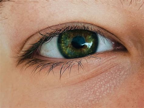 Kuwaiti engineer divorces wife over eye colour