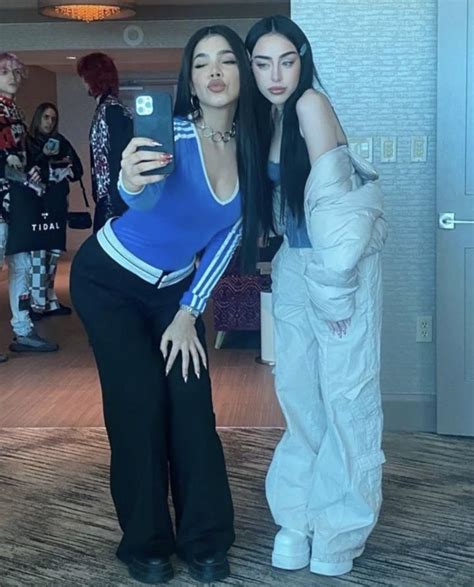 Kenia Os junto a Nicki Nicole | Fotos mujeres bonitas, Traje de hello