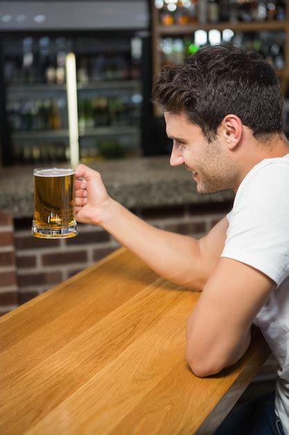 Hombre feliz tomando una cerveza | Foto Premium