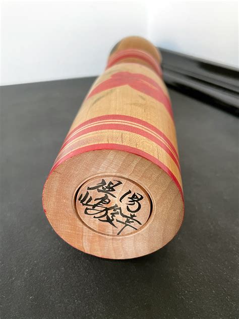 Traditional Tsugaru Kokeshi with curvy body - natsukashii.nl