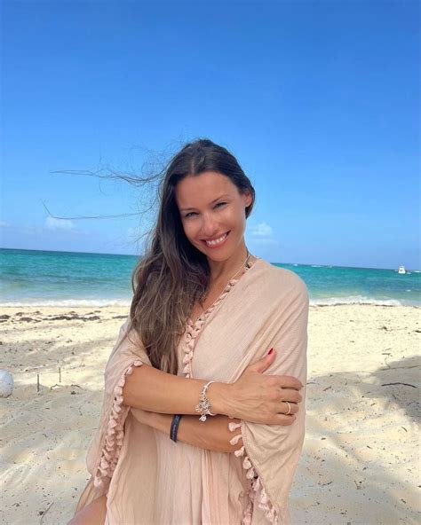 Pampita posó desde la playa de Punta Cana y mostró toda su belleza la ...