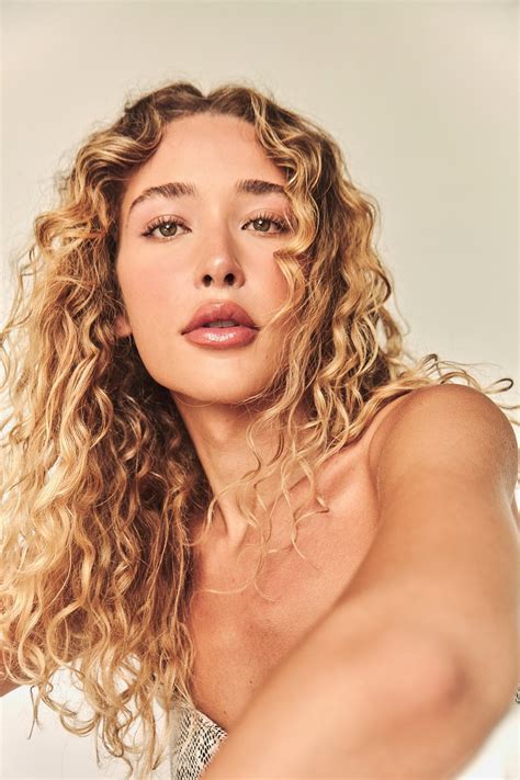 Sobrinha de Roberta Close, Gabrielle Gambine fala sobre primeiro