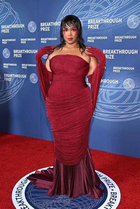 Lizzo Puts Her Extreme Weight Loss On Display In New Snaps