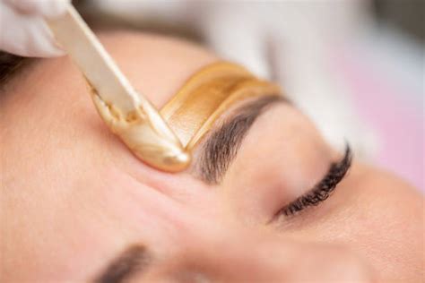 Depilacion De Cejas Con Cera - Banco de fotos e imágenes de stock - iStock