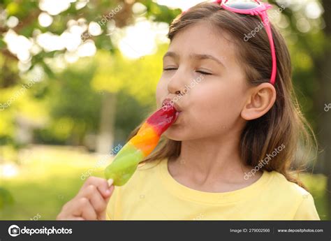 nettes kleines madchen mit leckerem eis im park stockfoto newafrica