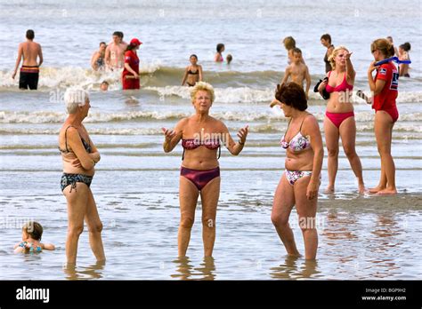 Alte frauen am strand bikini -Fotos und -Bildmaterial in hoher
