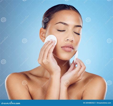 Skincare experts explain the science in videos on removing blackheads 3