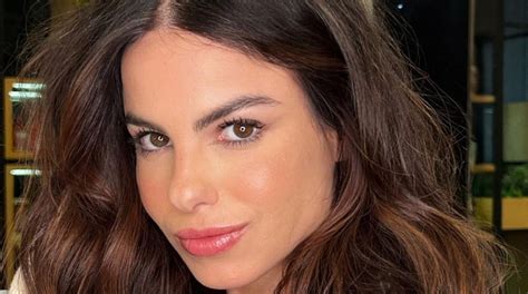 Sthefany Brito mostra seu filho e explica viagem só com o marido