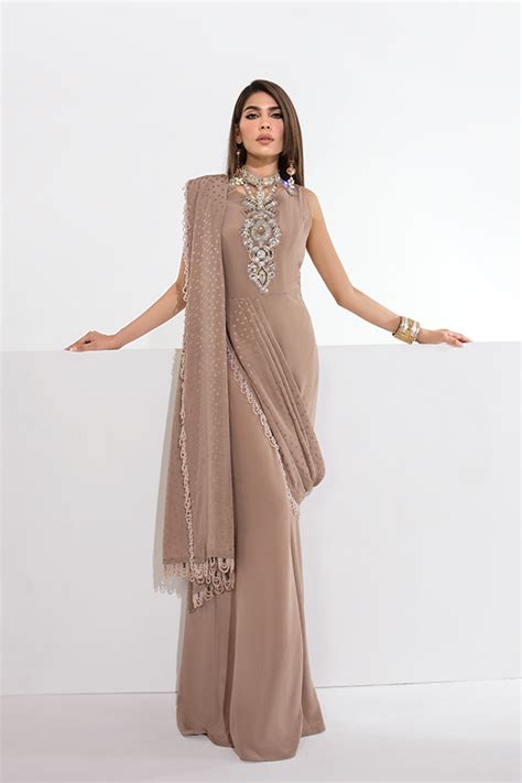 on Indian clothes 💕