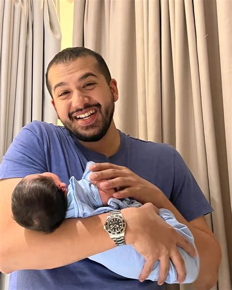 Jarang Tersorot, Ini 7 Potret Ahmad Assegaf Suami Tasya Farasya Momong