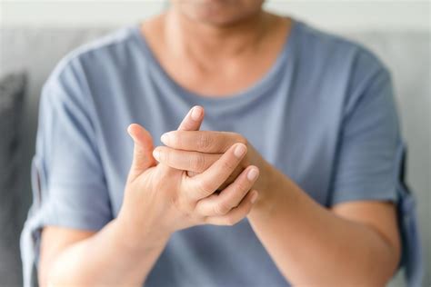 Woman suffer form hand and finger joint pain. 10204579 Stock Photo at