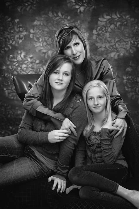 Classic Mom and Daughter portrait | Photography poses family, Family