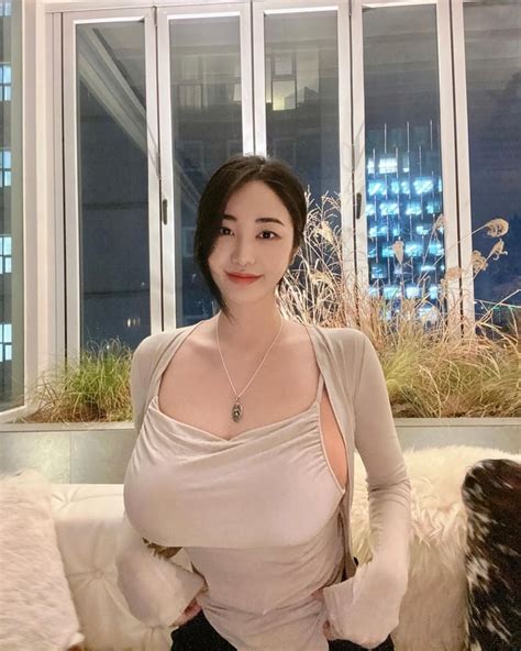 Busty asian : r/2busty2hide