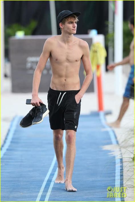 Presley Gerber Flaunts His Abs While Going Shirtless at the Beach