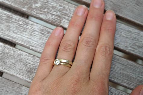 what hand do you wear a wedding band on 6