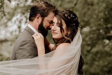 5 Ways To Use Veils In Your Wedding Photos [Tips Included] | Wedding ...