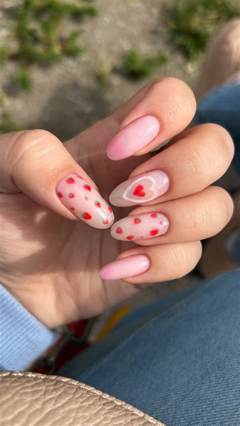 Маникюр клубника