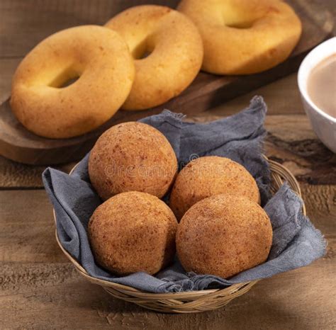 Desayuno Con Pandequeso Bunuelo Y Chocolate Caliente Comida Tradicional ...