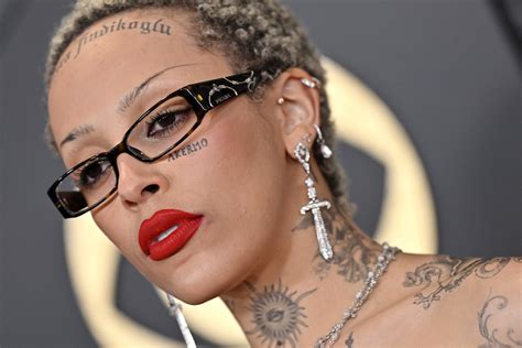 Doja Cat turns heads at Grammy Awards with Turkish designer tattoo ...