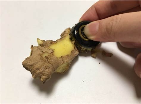 mo bia xong vut nap  la dai nap chai bia  nhieu cong dung bat ngo