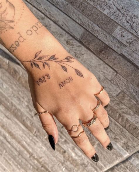 Tattoo Feminina Na Mao - Tatuagem na mão: 43 Inspirações para tattoos femininas – Tá Chique
