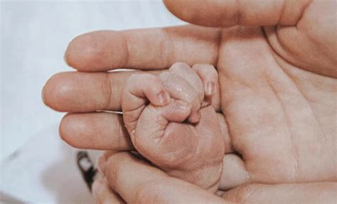 month  baby development milestones  growth kiindred