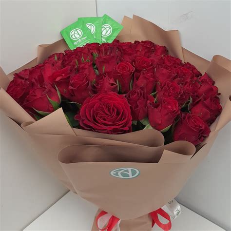 Букет из 51 красной розы 35 см (Кения) в корейской упаковке купить в ...