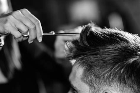 Simple tutorials explain the proper way how to cut your own hair men 22
