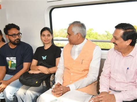 gujarat governors metro ride simplicity  crowd gandhinagar