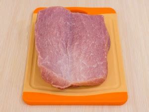 Свинина, фаршированная зеленью и орехами