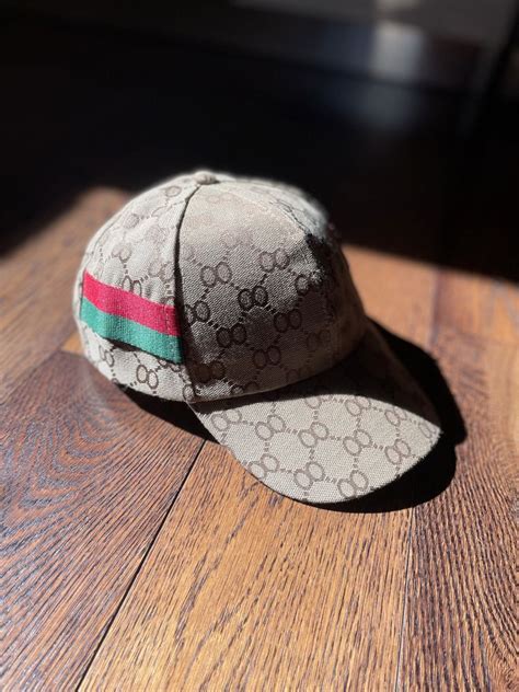 Дамска шапка с козирка Gucci гр. София Сердика • OLX.bg