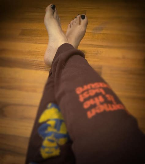 you know goth nerd feet are the best 😘 : r/FootFetish