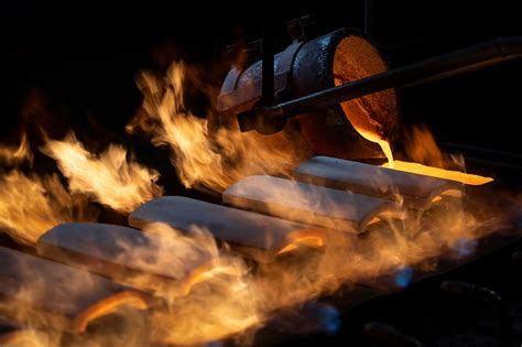 gold prices ease    week peak  profit  theprint