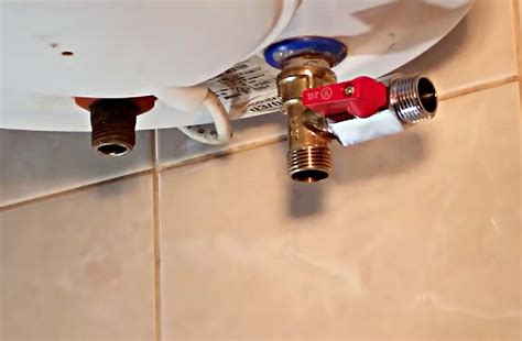Тройник с запорным краном 1 2 для подключения водонагревателя