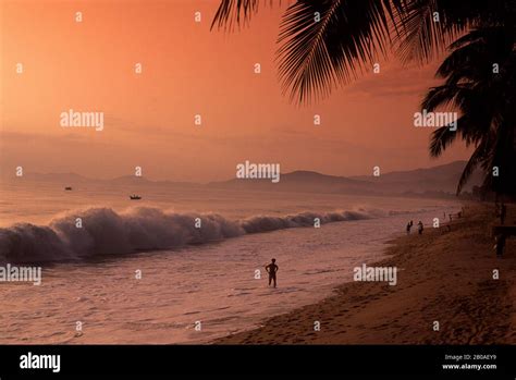 VIETNAM, SO. CENTRAL COAST, NHA TRANG, SUNRISE ON BEACH Stock Photo - Alamy