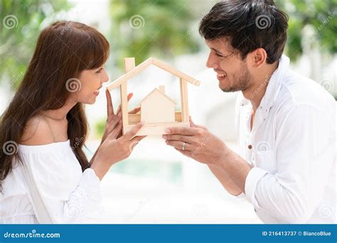 Um Casal Esta Planejando Comprar Um Apartamento - Um Casal Está Planejando Comprar Um Apartamento - RETOEDU