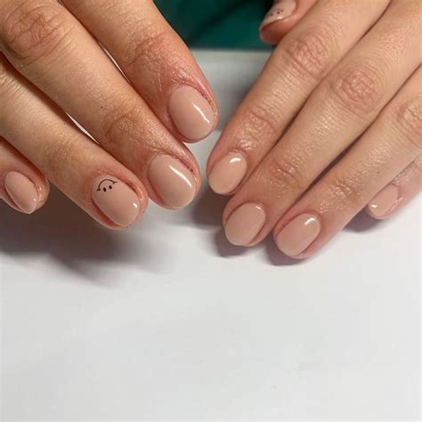 11 Ide Nail Art Simple untuk Kuku yang Cantik! - Tokopedia Blog