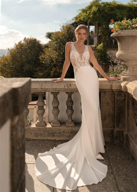 KEHLANI | Wedding dress with a V-neckline | Libelle Bridal