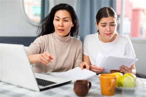tips  students    plan  college finances crixeo