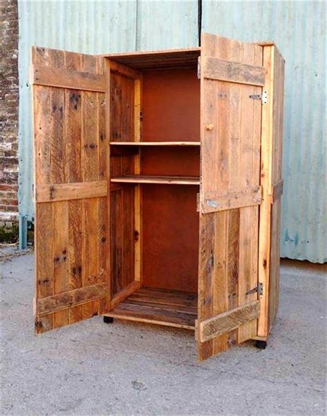 Pallet Wardrobe - Closet made from Pallets