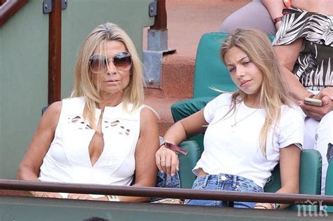 СВЕТСКИ ДЕБЮТ! 15-годишната дъщеря на Жан-Пол Белмондо очарова с ...