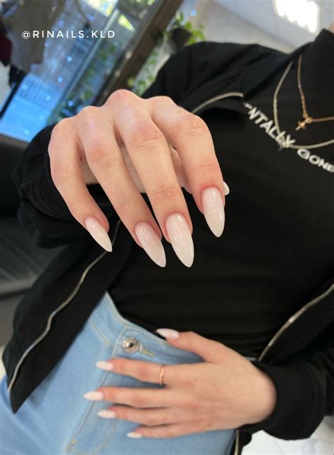 Молочные ногти | Nails today, Hippie nails, White almond nails