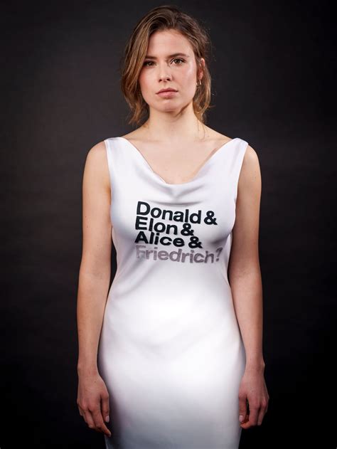 Luisa Neubauer: Mit ihrem Kleid setzt sie bei der Berlinale 2025 ein ...