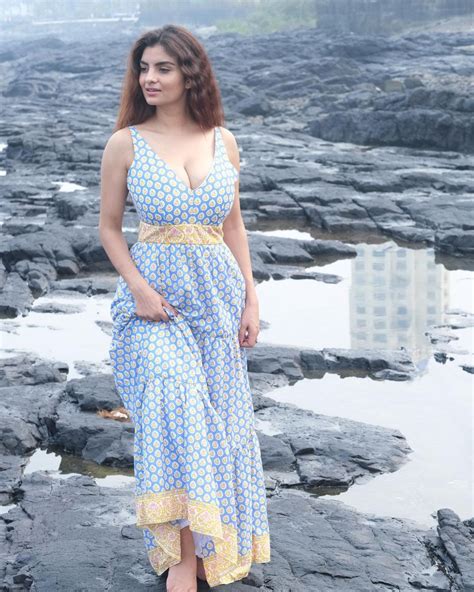 Gandii Baat Fame Anveshi Jain Flaunts Her Curves In Sexy Outfits, Check