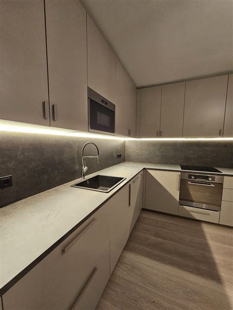 hoe maak je led strips onder keukenkastjes